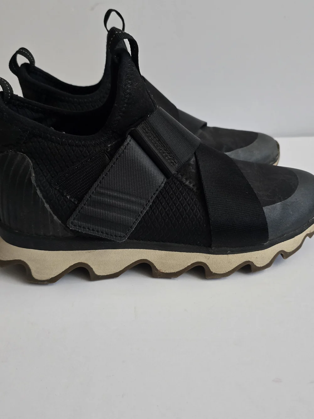 Sorel Women's Kinetic Sneak Black Slip On Sneakers Size 7 Scalloped Sole